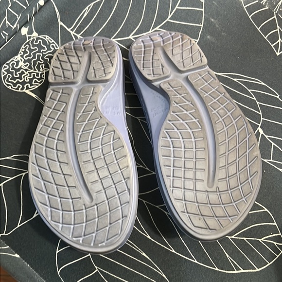 Gently used Limited Edition Boston Marathon OOFOS recovery sandals - Picture 4 of 5